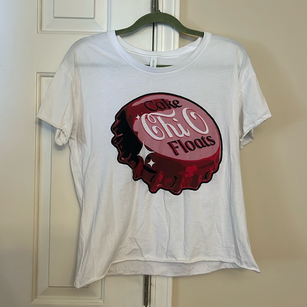 White Chi Omega Coke Bottlecap T-shirt with short sleeves